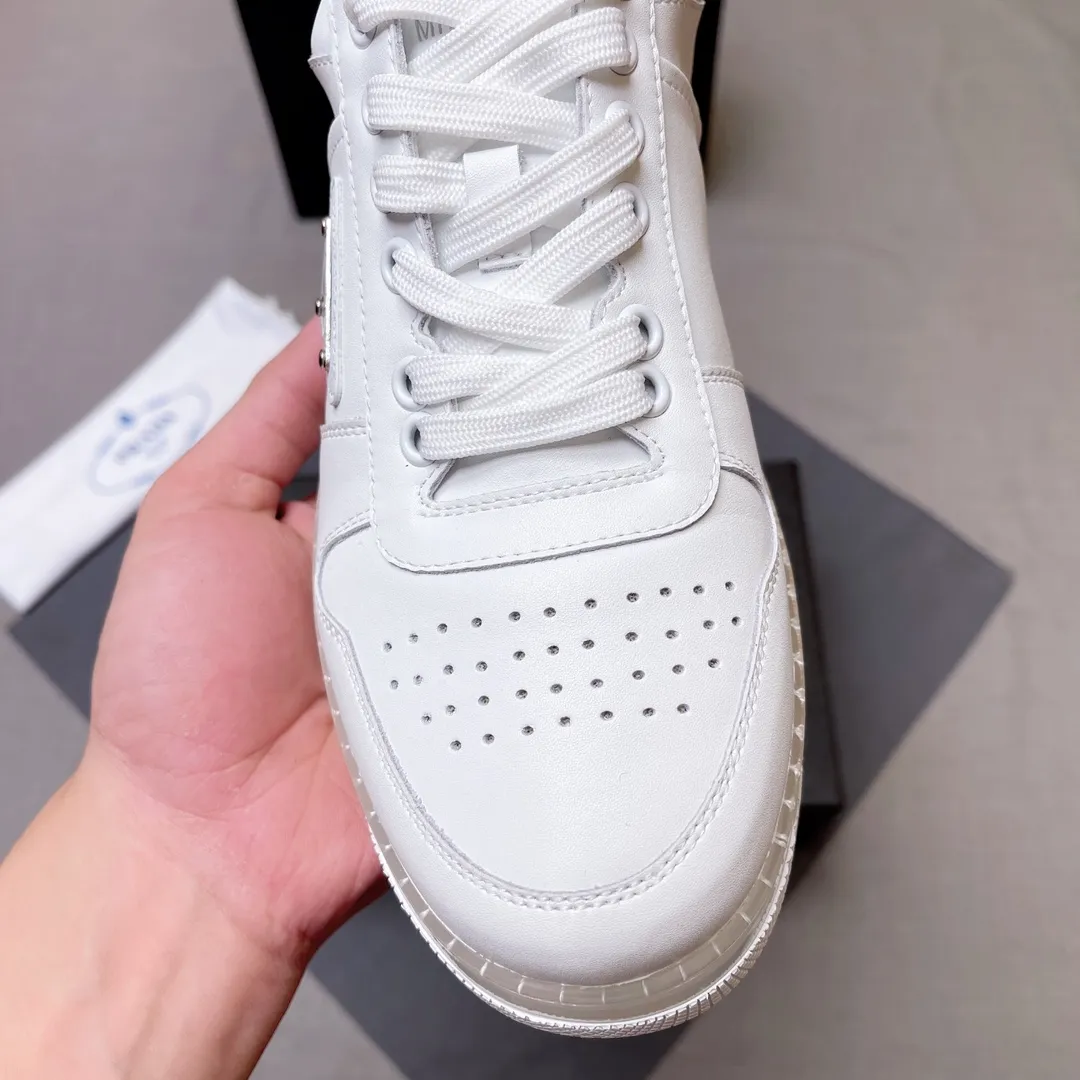 P420 Prada Prada's new men's leather sneakers, the highest version on the market, any comparison is welcome🆚! The original leather has excellent texture and is super high-end! Fetal sheep net lining imported from Italy, removable pad! Luxurious materials and fine workmanship, highly recommended! Code number 38-45 No. 058
